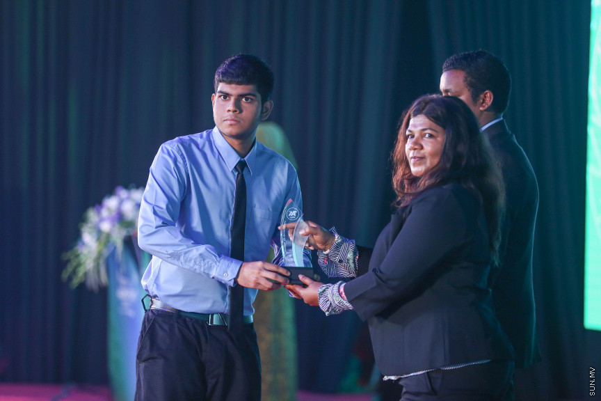 މާޗް 4، 2018: މިދިޔަ އަހަރު އޭލެވެލް އިމްތިހާނުގައި ބައިވެރިވެ އެންމެ ރަނގަޅު ނަތީޖާ ހޯދި ދަރިވަރުންނަށް ދޭ "ޓޮޕްއެޗީވާސް އެވޯޑް" ދިނުމަށް ދަރުބާރުގޭގެ ރަންނަބަނޑޭރި މާލަމުގައި ބޭއްވި ރަސްމިއްޔާތުގެ ތެރެއިން: އޭލެވެލް އިމްތިހާނުން އެއްވަނަ 44 ދަރިވަރަކު ހާސިލްކުރި -- ސަން ފޮޓޯ/ ފަޔާޒު މޫސާ