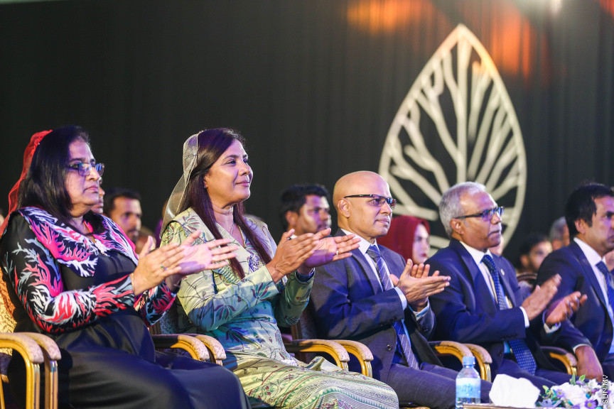 މާޗް 4، 2018: މިދިޔަ އަހަރު އޭލެވެލް އިމްތިހާނުގައި ބައިވެރިވެ އެންމެ ރަނގަޅު ނަތީޖާ ހޯދި ދަރިވަރުންނަށް ދޭ "ޓޮޕްއެޗީވާސް އެވޯޑް" ދިނުމަށް ދަރުބާރުގޭގެ ރަންނަބަނޑޭރި މާލަމުގައި ބޭއްވި ރަސްމިއްޔާތުގެ ތެރެއިން: އޭލެވެލް އިމްތިހާނުން އެއްވަނަ 44 ދަރިވަރަކު ހާސިލްކުރި -- ސަން ފޮޓޯ/ ފަޔާޒު މޫސާ
