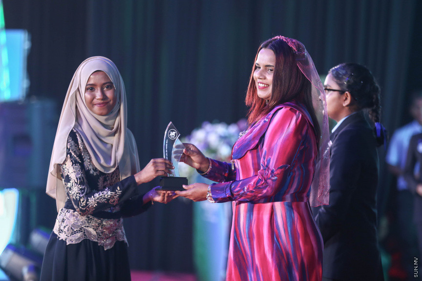 މާޗް 4، 2018: މިދިޔަ އަހަރު އޭލެވެލް އިމްތިހާނުގައި ބައިވެރިވެ އެންމެ ރަނގަޅު ނަތީޖާ ހޯދި ދަރިވަރުންނަށް ދޭ "ޓޮޕްއެޗީވާސް އެވޯޑް" ދިނުމަށް ދަރުބާރުގޭގެ ރަންނަބަނޑޭރި މާލަމުގައި ބޭއްވި ރަސްމިއްޔާތުގެ ތެރެއިން: އޭލެވެލް އިމްތިހާނުން އެއްވަނަ 44 ދަރިވަރަކު ހާސިލްކުރި -- ސަން ފޮޓޯ/ ފަޔާޒު މޫސާ
