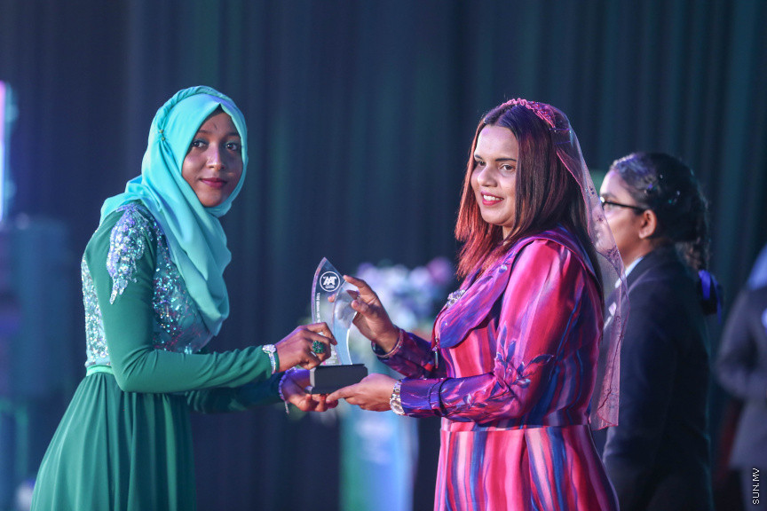 މާޗް 4، 2018: މިދިޔަ އަހަރު އޭލެވެލް އިމްތިހާނުގައި ބައިވެރިވެ އެންމެ ރަނގަޅު ނަތީޖާ ހޯދި ދަރިވަރުންނަށް ދޭ "ޓޮޕްއެޗީވާސް އެވޯޑް" ދިނުމަށް ދަރުބާރުގޭގެ ރަންނަބަނޑޭރި މާލަމުގައި ބޭއްވި ރަސްމިއްޔާތުގެ ތެރެއިން: އޭލެވެލް އިމްތިހާނުން އެއްވަނަ 44 ދަރިވަރަކު ހާސިލްކުރި -- ސަން ފޮޓޯ/ ފަޔާޒު މޫސާ