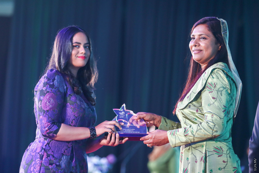 މާޗް 4، 2018: މިދިޔަ އަހަރު އޭލެވެލް އިމްތިހާނުގައި ބައިވެރިވެ އެންމެ ރަނގަޅު ނަތީޖާ ހޯދި ދަރިވަރުންނަށް ދޭ "ޓޮޕްއެޗީވާސް އެވޯޑް" ދިނުމަށް ދަރުބާރުގޭގެ ރަންނަބަނޑޭރި މާލަމުގައި ބޭއްވި ރަސްމިއްޔާތުގެ ތެރެއިން: އޭލެވެލް އިމްތިހާނުން އެއްވަނަ 44 ދަރިވަރަކު ހާސިލްކުރި -- ސަން ފޮޓޯ/ ފަޔާޒު މޫސާ