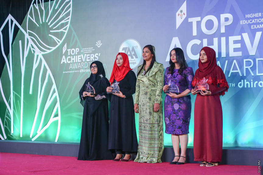 މާޗް 4، 2018: މިދިޔަ އަހަރު އޭލެވެލް އިމްތިހާނުގައި ބައިވެރިވެ އެންމެ ރަނގަޅު ނަތީޖާ ހޯދި ދަރިވަރުންނަށް ދޭ "ޓޮޕްއެޗީވާސް އެވޯޑް" ދިނުމަށް ދަރުބާރުގޭގެ ރަންނަބަނޑޭރި މާލަމުގައި ބޭއްވި ރަސްމިއްޔާތުގެ ތެރެއިން: އޭލެވެލް އިމްތިހާނުން އެއްވަނަ 44 ދަރިވަރަކު ހާސިލްކުރި -- ސަން ފޮޓޯ/ ފަޔާޒު މޫސާ