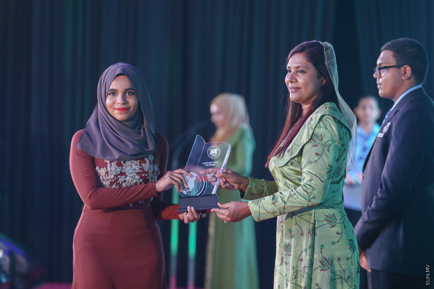 މާޗް 4، 2018: މިދިޔަ އަހަރު އޭލެވެލް އިމްތިހާނުގައި ބައިވެރިވެ އެންމެ ރަނގަޅު ނަތީޖާ ހޯދި ދަރިވަރުންނަށް ދޭ "ޓޮޕްއެޗީވާސް އެވޯޑް" ދިނުމަށް ދަރުބާރުގޭގެ ރަންނަބަނޑޭރި މާލަމުގައި ބޭއްވި ރަސްމިއްޔާތުގެ ތެރެއިން: އޭލެވެލް އިމްތިހާނުން އެއްވަނަ 44 ދަރިވަރަކު ހާސިލްކުރި -- ސަން ފޮޓޯ/ ފަޔާޒު މޫސާ
