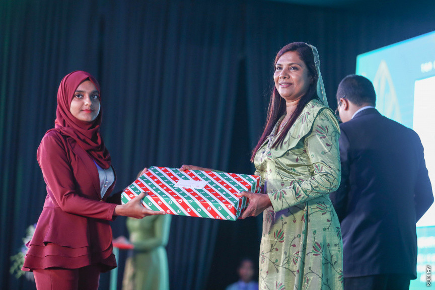 މާޗް 4، 2018: މިދިޔަ އަހަރު އޭލެވެލް އިމްތިހާނުގައި ބައިވެރިވެ އެންމެ ރަނގަޅު ނަތީޖާ ހޯދި ދަރިވަރުންނަށް ދޭ "ޓޮޕްއެޗީވާސް އެވޯޑް" ދިނުމަށް ދަރުބާރުގޭގެ ރަންނަބަނޑޭރި މާލަމުގައި ބޭއްވި ރަސްމިއްޔާތުގެ ތެރެއިން: އޭލެވެލް އިމްތިހާނުން އެއްވަނަ 44 ދަރިވަރަކު ހާސިލްކުރި -- ސަން ފޮޓޯ/ ފަޔާޒު މޫސާ