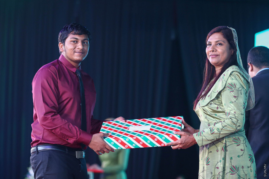 މާޗް 4، 2018: މިދިޔަ އަހަރު އޭލެވެލް އިމްތިހާނުގައި ބައިވެރިވެ އެންމެ ރަނގަޅު ނަތީޖާ ހޯދި ދަރިވަރުންނަށް ދޭ "ޓޮޕްއެޗީވާސް އެވޯޑް" ދިނުމަށް ދަރުބާރުގޭގެ ރަންނަބަނޑޭރި މާލަމުގައި ބޭއްވި ރަސްމިއްޔާތުގެ ތެރެއިން: އޭލެވެލް އިމްތިހާނުން އެއްވަނަ 44 ދަރިވަރަކު ހާސިލްކުރި -- ސަން ފޮޓޯ/ ފަޔާޒު މޫސާ
