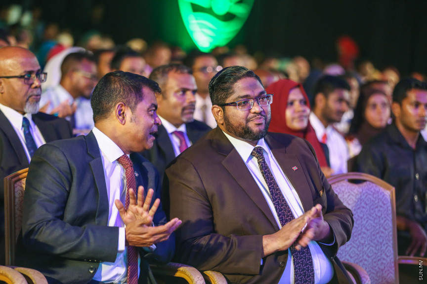 މާޗް 4، 2018: މިދިޔަ އަހަރު އޭލެވެލް އިމްތިހާނުގައި ބައިވެރިވެ އެންމެ ރަނގަޅު ނަތީޖާ ހޯދި ދަރިވަރުންނަށް ދޭ "ޓޮޕްއެޗީވާސް އެވޯޑް" ދިނުމަށް ދަރުބާރުގޭގެ ރަންނަބަނޑޭރި މާލަމުގައި ބޭއްވި ރަސްމިއްޔާތުގެ ތެރެއިން: އޭލެވެލް އިމްތިހާނުން އެއްވަނަ 44 ދަރިވަރަކު ހާސިލްކުރި -- ސަން ފޮޓޯ/ ފަޔާޒު މޫސާ