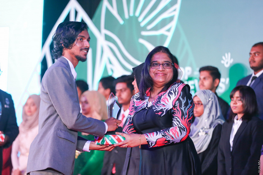 މާޗް 4، 2018: މިދިޔަ އަހަރު އޭލެވެލް އިމްތިހާނުގައި ބައިވެރިވެ އެންމެ ރަނގަޅު ނަތީޖާ ހޯދި ދަރިވަރުންނަށް ދޭ "ޓޮޕްއެޗީވާސް އެވޯޑް" ދިނުމަށް ދަރުބާރުގޭގެ ރަންނަބަނޑޭރި މާލަމުގައި ބޭއްވި ރަސްމިއްޔާތުގެ ތެރެއިން: އޭލެވެލް އިމްތިހާނުން އެއްވަނަ 44 ދަރިވަރަކު ހާސިލްކުރި -- ސަން ފޮޓޯ/ ފަޔާޒު މޫސާ