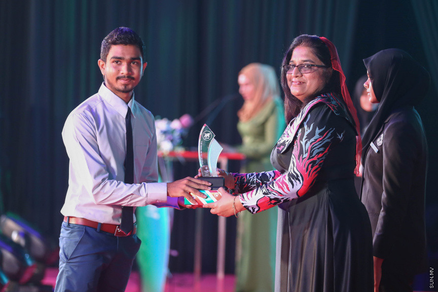 މާޗް 4، 2018: މިދިޔަ އަހަރު އޭލެވެލް އިމްތިހާނުގައި ބައިވެރިވެ އެންމެ ރަނގަޅު ނަތީޖާ ހޯދި ދަރިވަރުންނަށް ދޭ "ޓޮޕްއެޗީވާސް އެވޯޑް" ދިނުމަށް ދަރުބާރުގޭގެ ރަންނަބަނޑޭރި މާލަމުގައި ބޭއްވި ރަސްމިއްޔާތުގެ ތެރެއިން: އޭލެވެލް އިމްތިހާނުން އެއްވަނަ 44 ދަރިވަރަކު ހާސިލްކުރި -- ސަން ފޮޓޯ/ ފަޔާޒު މޫސާ