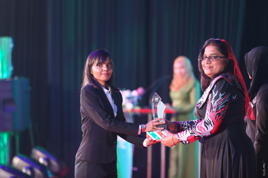 މާޗް 4، 2018: މިދިޔަ އަހަރު އޭލެވެލް އިމްތިހާނުގައި ބައިވެރިވެ އެންމެ ރަނގަޅު ނަތީޖާ ހޯދި ދަރިވަރުންނަށް ދޭ "ޓޮޕްއެޗީވާސް އެވޯޑް" ދިނުމަށް ދަރުބާރުގޭގެ ރަންނަބަނޑޭރި މާލަމުގައި ބޭއްވި ރަސްމިއްޔާތުގެ ތެރެއިން: އޭލެވެލް އިމްތިހާނުން އެއްވަނަ 44 ދަރިވަރަކު ހާސިލްކުރި -- ސަން ފޮޓޯ/ ފަޔާޒު މޫސާ