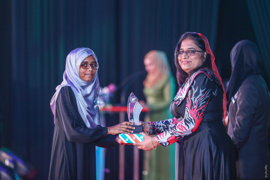 މާޗް 4، 2018: މިދިޔަ އަހަރު އޭލެވެލް އިމްތިހާނުގައި ބައިވެރިވެ އެންމެ ރަނގަޅު ނަތީޖާ ހޯދި ދަރިވަރުންނަށް ދޭ "ޓޮޕްއެޗީވާސް އެވޯޑް" ދިނުމަށް ދަރުބާރުގޭގެ ރަންނަބަނޑޭރި މާލަމުގައި ބޭއްވި ރަސްމިއްޔާތުގެ ތެރެއިން: އޭލެވެލް އިމްތިހާނުން އެއްވަނަ 44 ދަރިވަރަކު ހާސިލްކުރި -- ސަން ފޮޓޯ/ ފަޔާޒު މޫސާ