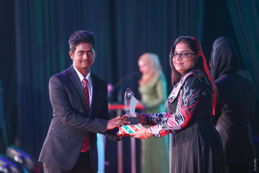 މާޗް 4، 2018: މިދިޔަ އަހަރު އޭލެވެލް އިމްތިހާނުގައި ބައިވެރިވެ އެންމެ ރަނގަޅު ނަތީޖާ ހޯދި ދަރިވަރުންނަށް ދޭ "ޓޮޕްއެޗީވާސް އެވޯޑް" ދިނުމަށް ދަރުބާރުގޭގެ ރަންނަބަނޑޭރި މާލަމުގައި ބޭއްވި ރަސްމިއްޔާތުގެ ތެރެއިން: އޭލެވެލް އިމްތިހާނުން އެއްވަނަ 44 ދަރިވަރަކު ހާސިލްކުރި -- ސަން ފޮޓޯ/ ފަޔާޒު މޫސާ