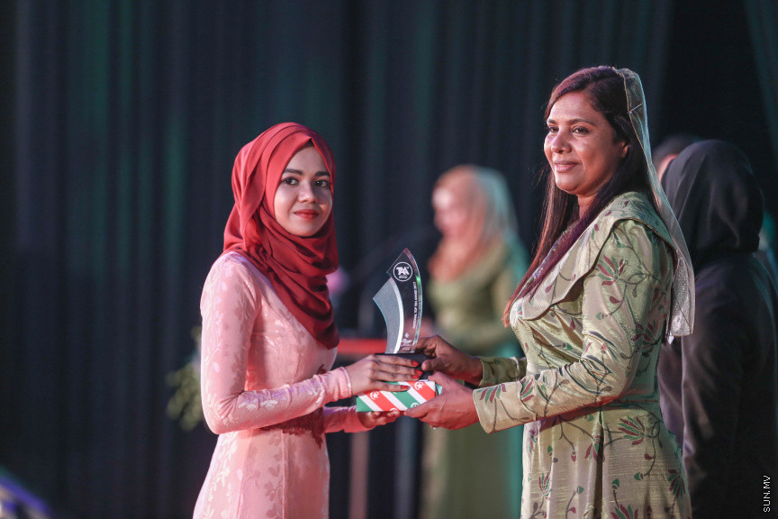 މާޗް 4، 2018: މިދިޔަ އަހަރު އޭލެވެލް އިމްތިހާނުގައި ބައިވެރިވެ އެންމެ ރަނގަޅު ނަތީޖާ ހޯދި ދަރިވަރުންނަށް ދޭ "ޓޮޕްއެޗީވާސް އެވޯޑް" ދިނުމަށް ދަރުބާރުގޭގެ ރަންނަބަނޑޭރި މާލަމުގައި ބޭއްވި ރަސްމިއްޔާތުގެ ތެރެއިން: އޭލެވެލް އިމްތިހާނުން އެއްވަނަ 44 ދަރިވަރަކު ހާސިލްކުރި -- ސަން ފޮޓޯ/ ފަޔާޒު މޫސާ