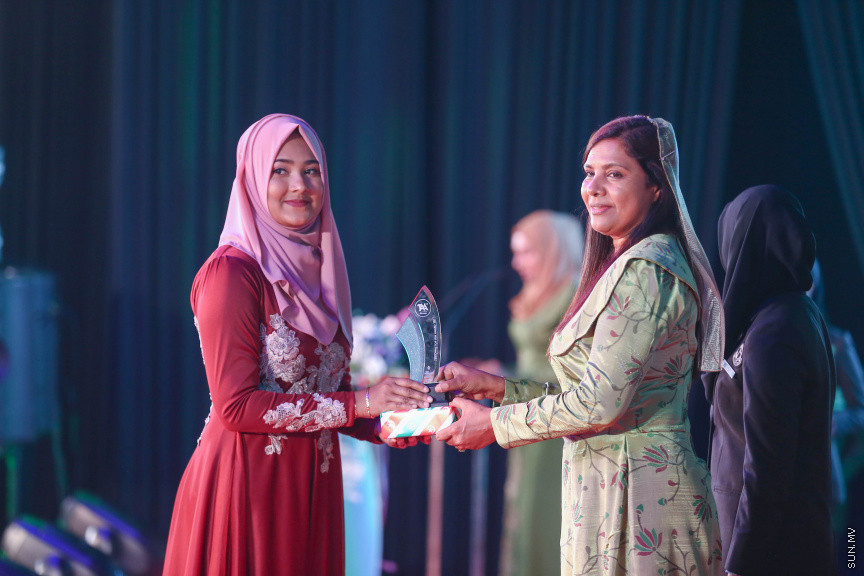 މާޗް 4، 2018: މިދިޔަ އަހަރު އޭލެވެލް އިމްތިހާނުގައި ބައިވެރިވެ އެންމެ ރަނގަޅު ނަތީޖާ ހޯދި ދަރިވަރުންނަށް ދޭ "ޓޮޕްއެޗީވާސް އެވޯޑް" ދިނުމަށް ދަރުބާރުގޭގެ ރަންނަބަނޑޭރި މާލަމުގައި ބޭއްވި ރަސްމިއްޔާތުގެ ތެރެއިން: އޭލެވެލް އިމްތިހާނުން އެއްވަނަ 44 ދަރިވަރަކު ހާސިލްކުރި -- ސަން ފޮޓޯ/ ފަޔާޒު މޫސާ
