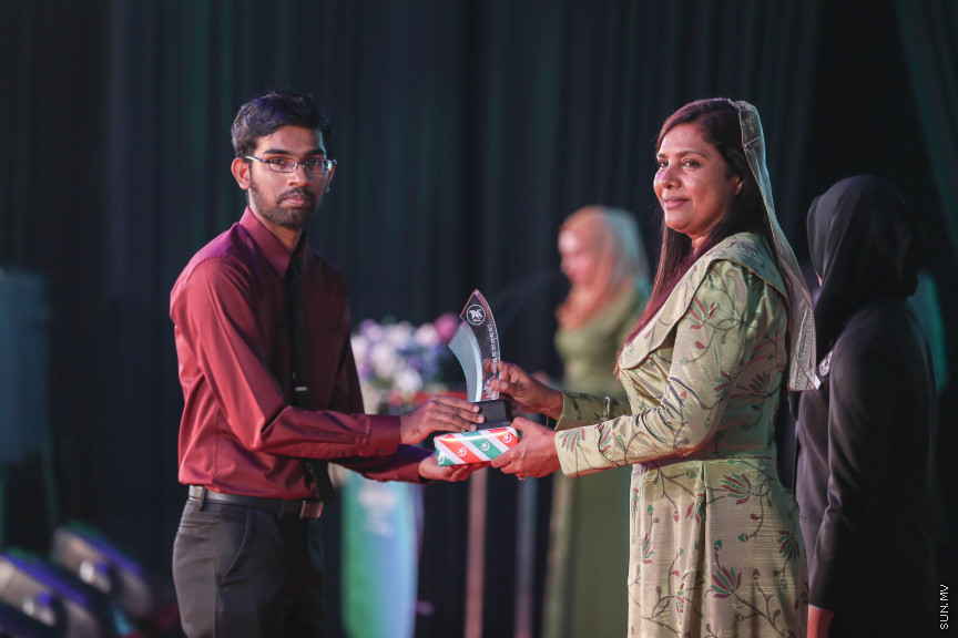 މާޗް 4، 2018: މިދިޔަ އަހަރު އޭލެވެލް އިމްތިހާނުގައި ބައިވެރިވެ އެންމެ ރަނގަޅު ނަތީޖާ ހޯދި ދަރިވަރުންނަށް ދޭ "ޓޮޕްއެޗީވާސް އެވޯޑް" ދިނުމަށް ދަރުބާރުގޭގެ ރަންނަބަނޑޭރި މާލަމުގައި ބޭއްވި ރަސްމިއްޔާތުގެ ތެރެއިން: އޭލެވެލް އިމްތިހާނުން އެއްވަނަ 44 ދަރިވަރަކު ހާސިލްކުރި -- ސަން ފޮޓޯ/ ފަޔާޒު މޫސާ