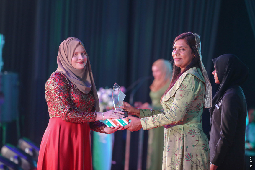 މާޗް 4، 2018: މިދިޔަ އަހަރު އޭލެވެލް އިމްތިހާނުގައި ބައިވެރިވެ އެންމެ ރަނގަޅު ނަތީޖާ ހޯދި ދަރިވަރުންނަށް ދޭ "ޓޮޕްއެޗީވާސް އެވޯޑް" ދިނުމަށް ދަރުބާރުގޭގެ ރަންނަބަނޑޭރި މާލަމުގައި ބޭއްވި ރަސްމިއްޔާތުގެ ތެރެއިން: އޭލެވެލް އިމްތިހާނުން އެއްވަނަ 44 ދަރިވަރަކު ހާސިލްކުރި -- ސަން ފޮޓޯ/ ފަޔާޒު މޫސާ