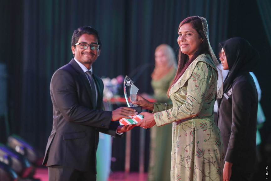 މާޗް 4، 2018: މިދިޔަ އަހަރު އޭލެވެލް އިމްތިހާނުގައި ބައިވެރިވެ އެންމެ ރަނގަޅު ނަތީޖާ ހޯދި ދަރިވަރުންނަށް ދޭ "ޓޮޕްއެޗީވާސް އެވޯޑް" ދިނުމަށް ދަރުބާރުގޭގެ ރަންނަބަނޑޭރި މާލަމުގައި ބޭއްވި ރަސްމިއްޔާތުގެ ތެރެއިން: އޭލެވެލް އިމްތިހާނުން އެއްވަނަ 44 ދަރިވަރަކު ހާސިލްކުރި -- ސަން ފޮޓޯ/ ފަޔާޒު މޫސާ