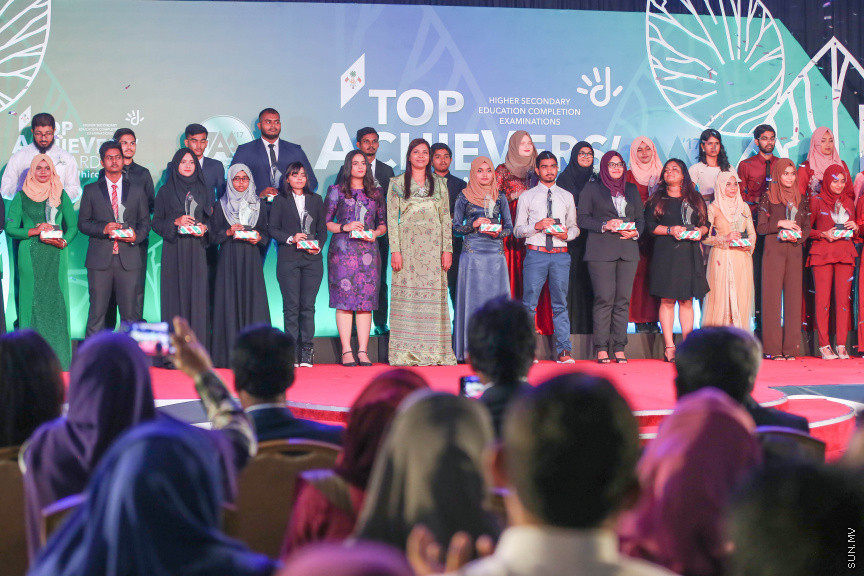 މާޗް 4، 2018: މިދިޔަ އަހަރު އޭލެވެލް އިމްތިހާނުގައި ބައިވެރިވެ އެންމެ ރަނގަޅު ނަތީޖާ ހޯދި ދަރިވަރުންނަށް ދޭ "ޓޮޕްއެޗީވާސް އެވޯޑް" ދިނުމަށް ދަރުބާރުގޭގެ ރަންނަބަނޑޭރި މާލަމުގައި ބޭއްވި ރަސްމިއްޔާތުގެ ތެރެއިން: އޭލެވެލް އިމްތިހާނުން އެއްވަނަ 44 ދަރިވަރަކު ހާސިލްކުރި -- ސަން ފޮޓޯ/ ފަޔާޒު މޫސާ