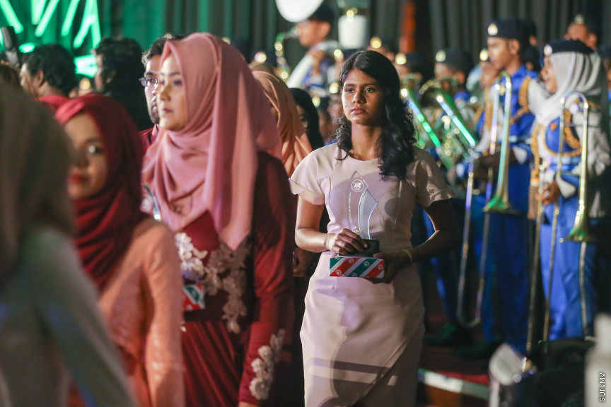 މާޗް 4، 2018: މިދިޔަ އަހަރު އޭލެވެލް އިމްތިހާނުގައި ބައިވެރިވެ އެންމެ ރަނގަޅު ނަތީޖާ ހޯދި ދަރިވަރުންނަށް ދޭ "ޓޮޕްއެޗީވާސް އެވޯޑް" ދިނުމަށް ދަރުބާރުގޭގެ ރަންނަބަނޑޭރި މާލަމުގައި ބޭއްވި ރަސްމިއްޔާތުގެ ތެރެއިން: އޭލެވެލް އިމްތިހާނުން އެއްވަނަ 44 ދަރިވަރަކު ހާސިލްކުރި -- ސަން ފޮޓޯ/ ފަޔާޒު މޫސާ