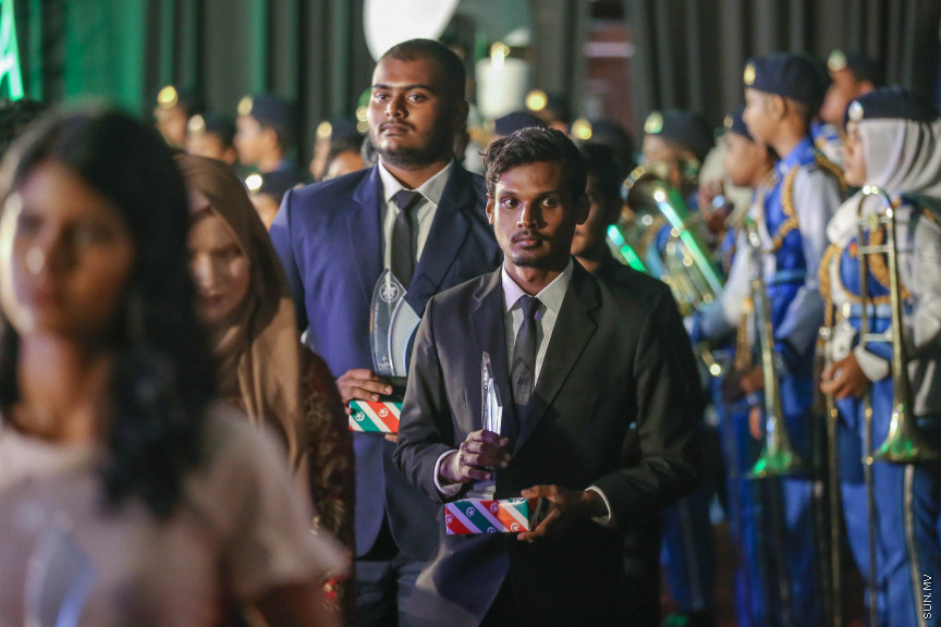 މާޗް 4، 2018: މިދިޔަ އަހަރު އޭލެވެލް އިމްތިހާނުގައި ބައިވެރިވެ އެންމެ ރަނގަޅު ނަތީޖާ ހޯދި ދަރިވަރުންނަށް ދޭ "ޓޮޕްއެޗީވާސް އެވޯޑް" ދިނުމަށް ދަރުބާރުގޭގެ ރަންނަބަނޑޭރި މާލަމުގައި ބޭއްވި ރަސްމިއްޔާތުގެ ތެރެއިން: އޭލެވެލް އިމްތިހާނުން އެއްވަނަ 44 ދަރިވަރަކު ހާސިލްކުރި -- ސަން ފޮޓޯ/ ފަޔާޒު މޫސާ
