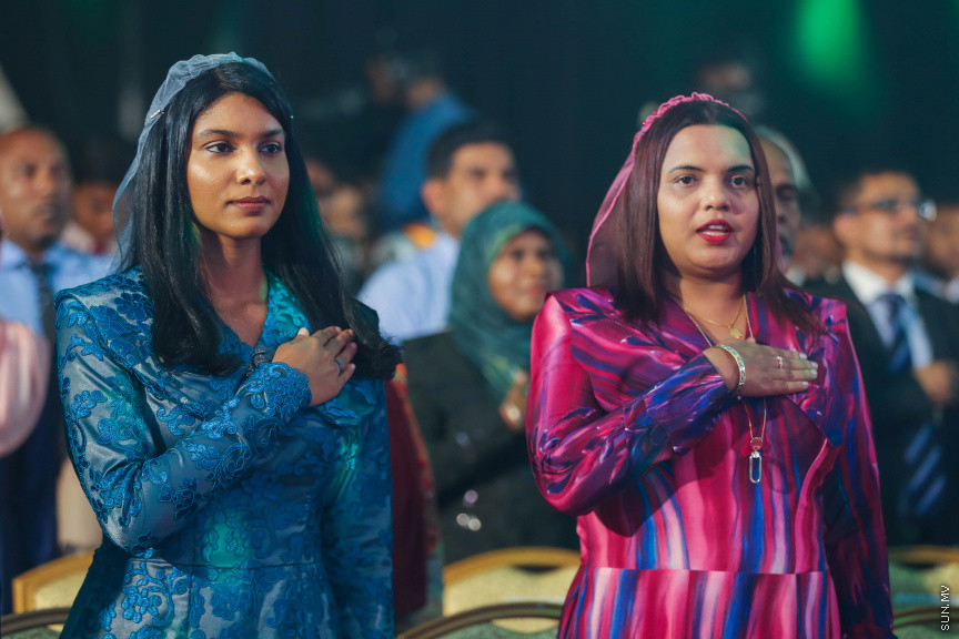 މާޗް 4، 2018: މިދިޔަ އަހަރު އޭލެވެލް އިމްތިހާނުގައި ބައިވެރިވެ އެންމެ ރަނގަޅު ނަތީޖާ ހޯދި ދަރިވަރުންނަށް ދޭ "ޓޮޕްއެޗީވާސް އެވޯޑް" ދިނުމަށް ދަރުބާރުގޭގެ ރަންނަބަނޑޭރި މާލަމުގައި ބޭއްވި ރަސްމިއްޔާތުގެ ތެރެއިން: އޭލެވެލް އިމްތިހާނުން އެއްވަނަ 44 ދަރިވަރަކު ހާސިލްކުރި -- ސަން ފޮޓޯ/ ފަޔާޒު މޫސާ