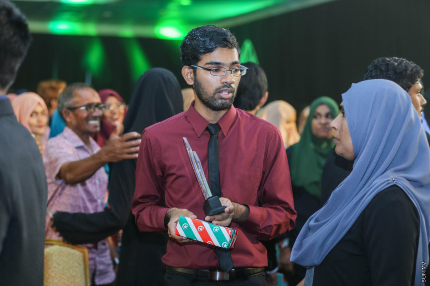 މާޗް 4، 2018: މިދިޔަ އަހަރު އޭލެވެލް އިމްތިހާނުގައި ބައިވެރިވެ އެންމެ ރަނގަޅު ނަތީޖާ ހޯދި ދަރިވަރުންނަށް ދޭ "ޓޮޕްއެޗީވާސް އެވޯޑް" ދިނުމަށް ދަރުބާރުގޭގެ ރަންނަބަނޑޭރި މާލަމުގައި ބޭއްވި ރަސްމިއްޔާތުގެ ތެރެއިން: އޭލެވެލް އިމްތިހާނުން އެއްވަނަ 44 ދަރިވަރަކު ހާސިލްކުރި -- ސަން ފޮޓޯ/ ފަޔާޒު މޫސާ