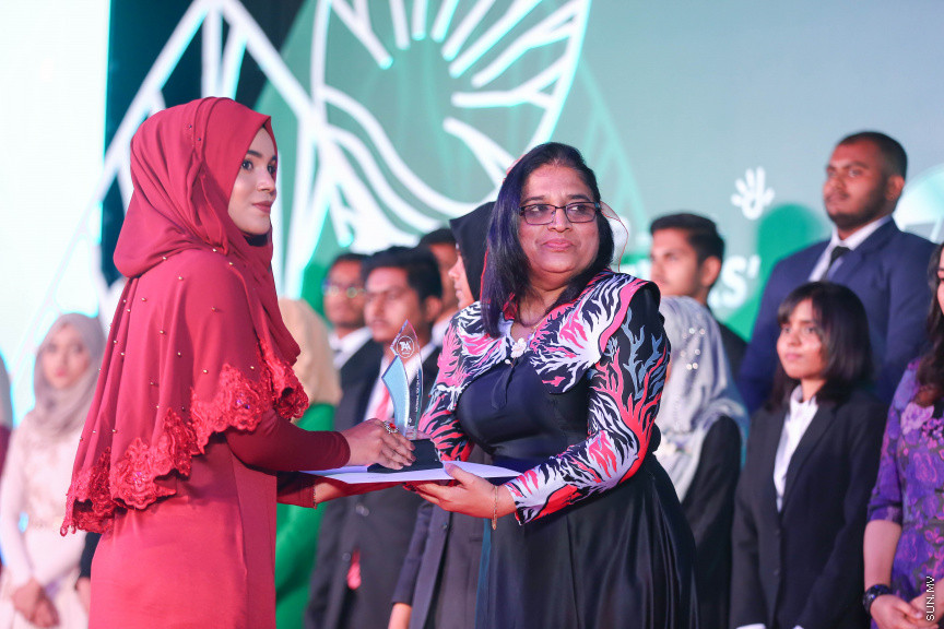 މާޗް 4، 2018: މިދިޔަ އަހަރު އޭލެވެލް އިމްތިހާނުގައި ބައިވެރިވެ އެންމެ ރަނގަޅު ނަތީޖާ ހޯދި ދަރިވަރުންނަށް ދޭ "ޓޮޕްއެޗީވާސް އެވޯޑް" ދިނުމަށް ދަރުބާރުގޭގެ ރަންނަބަނޑޭރި މާލަމުގައި ބޭއްވި ރަސްމިއްޔާތުގެ ތެރެއިން: އޭލެވެލް އިމްތިހާނުން އެއްވަނަ 44 ދަރިވަރަކު ހާސިލްކުރި -- ސަން ފޮޓޯ/ ފަޔާޒު މޫސާ
