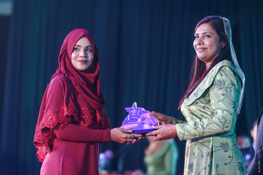 މާޗް 4، 2018: މިދިޔަ އަހަރު އޭލެވެލް އިމްތިހާނުގައި ބައިވެރިވެ އެންމެ ރަނގަޅު ނަތީޖާ ހޯދި ދަރިވަރުންނަށް ދޭ "ޓޮޕްއެޗީވާސް އެވޯޑް" ދިނުމަށް ދަރުބާރުގޭގެ ރަންނަބަނޑޭރި މާލަމުގައި ބޭއްވި ރަސްމިއްޔާތުގެ ތެރެއިން: އޭލެވެލް އިމްތިހާނުން އެއްވަނަ 44 ދަރިވަރަކު ހާސިލްކުރި -- ސަން ފޮޓޯ/ ފަޔާޒު މޫސާ
