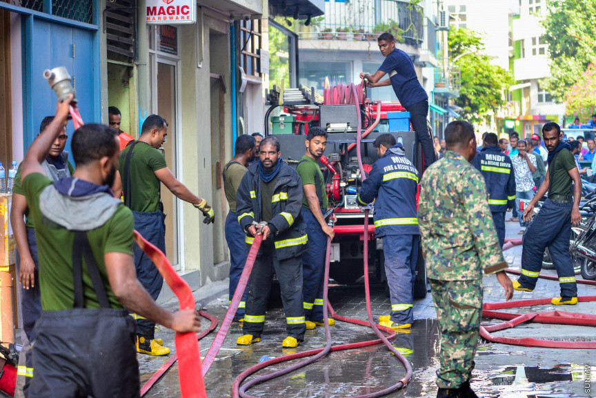 މާފަންނު ސިތާރާ ގޭގެ ތިން ވަނަ ފްލޯގައި ރޯވި އަލިފާން ކޮންޓްރޯލްކުރުމަށް ސިފައިން ހަރަކާތްތެރި ވަނީ --- ސަން ފޮޓޯ/ މުހައްމަދު އަފްރާހް