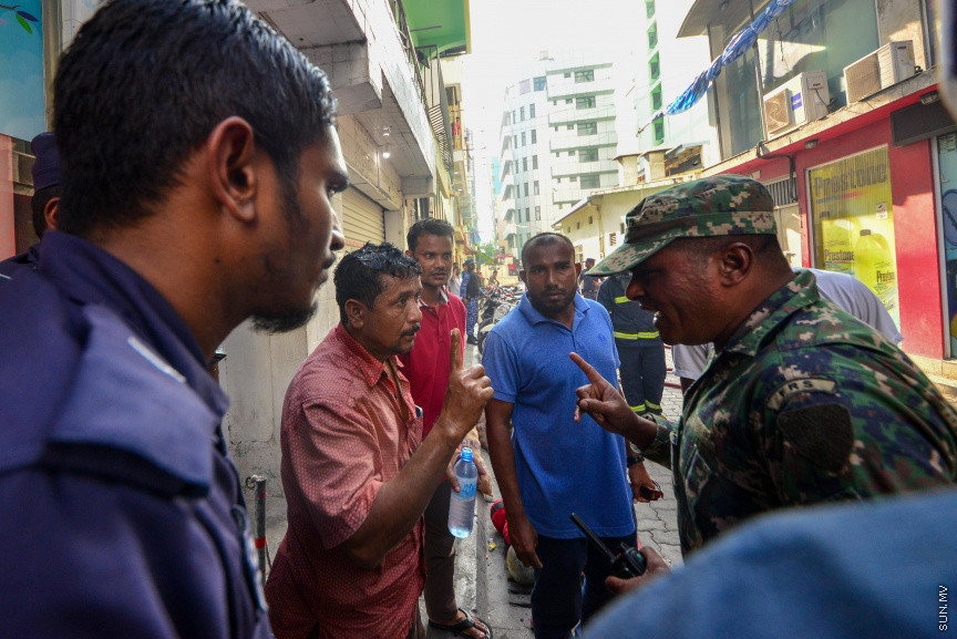މާފަންނު ގެއެއްގައި އަލިފާން ރޯވުން: އަލިފާން ރޯވެފައިވާ ސިތާރާގެއިން ނެރުނު މީހަކާ ސިފައިންގެ މީހަކު ވާހަކަ ދައްކަނީ---ސަން ފޮޓޯ/ މުހައްމަދު އަފްރާހް ޗ