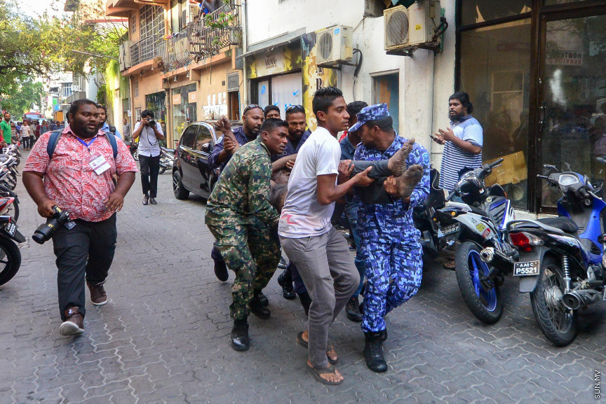 މާފަންނު ގެއެއްގައި އަލިފާން ރޯވުން:ސިތާރާ ގޭގެ ތިން ވަނަ ފްލޯގައި އަލިފާން ރޯވެ ދުމުގެ އަސަރުކުރި މީހަކު ހޮސްޕިޓަލަށް ގެންދަނީ،  ދުމުގެ އަސަރު ކުރުމުގެ ސަބަބުން ހާލު ދެރަވި މީހަކީ ބިދޭސީއެއް --- ސަން ފޮޓޯ/ މުހައްމަދު އަފްރާހް