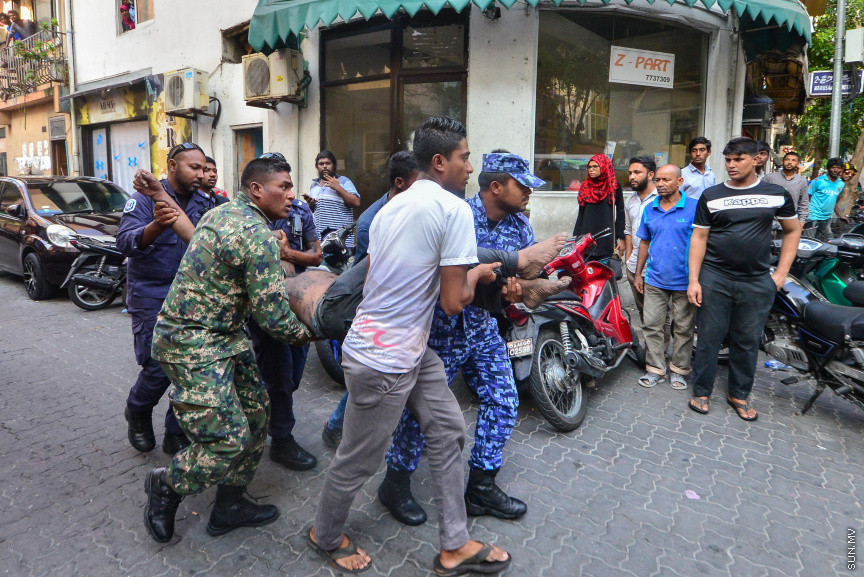 މާފަންނު ގެއެއްގައި އަލިފާން ރޯވުން:ސިތާރާ ގޭގެ ތިން ވަނަ ފްލޯގައި އަލިފާން ރޯވެ ދުމުގެ އަސަރުކުރި މީހަކު ހޮސްޕިޓަލަށް ގެންދަނީ،  ދުމުގެ އަސަރު ކުރުމުގެ ސަބަބުން ހާލު ދެރަވި މީހަކީ ބިދޭސީއެއް --- ސަން ފޮޓޯ/ މުހައްމަދު އަފްރާހް