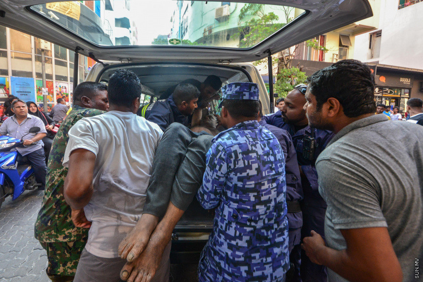 މާފަންނު ގެއެއްގައި އަލިފާން ރޯވުން:ސިތާރާ ގޭގެ ތިން ވަނަ ފްލޯގައި އަލިފާން ރޯވެ ދުމުގެ އަސަރުކުރި މީހަކު ހޮސްޕިޓަލަށް ގެންދަނީ،  ދުމުގެ އަސަރު ކުރުމުގެ ސަބަބުން ހާލު ދެރަވި މީހަކީ ބިދޭސީއެއް --- ސަން ފޮޓޯ/ މުހައްމަދު އަފްރާހް