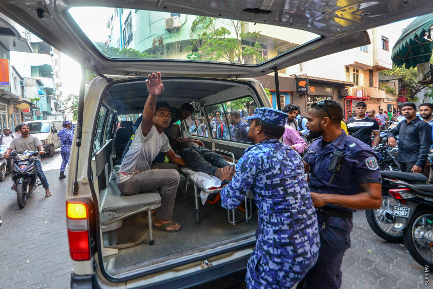 މާފަންނު ގެއެއްގައި އަލިފާން ރޯވުން:ސިތާރާ ގޭގެ ތިން ވަނަ ފްލޯގައި އަލިފާން ރޯވެ ދުމުގެ އަސަރުކުރި މީހަކު ހޮސްޕިޓަލަށް ގެންދަނީ،  ދުމުގެ އަސަރު ކުރުމުގެ ސަބަބުން ހާލު ދެރަވި މީހަކީ ބިދޭސީއެއް --- ސަން ފޮޓޯ/ މުހައްމަދު އަފްރާހް