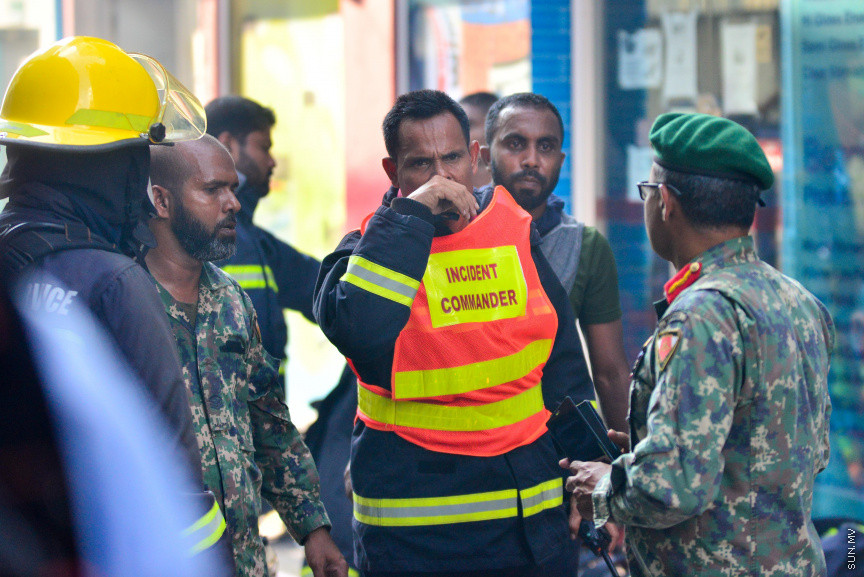 މާފަންނު ސިތާރާ ގޭގެ ތިން ވަނަ ފްލޯގައި ރޯވި އަލިފާން ކޮންޓްރޯލްކުރުމަށް ސިފައިން ހަރަކާތްތެރި ވަނީ --- ސަން ފޮޓޯ/ މުހައްމަދު އަފްރާހް