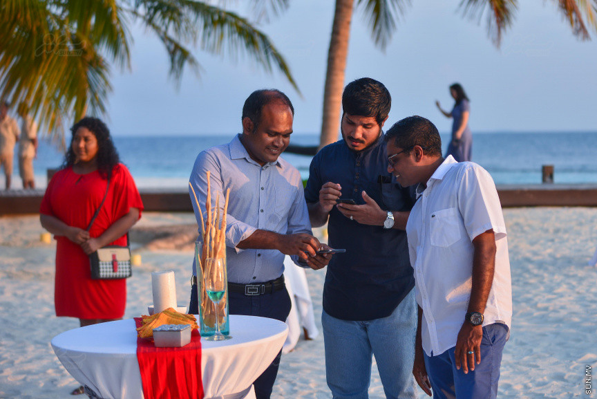 މަޓާޓޯ މޯލްޑިވްސް ޓްރެވަލް އެވޯޑްސް 2018 ލޯންޗުކުރުމަށް ކޮކޯ ބޮޑު ހިތި ރިސޯޓުގައި ބޭއްވި ރަސްމިއްޔާތުގެ ތެރެއިން: މިއަހަރުގެ އެވޯޑްސްގެ އޮންލައިން މީޑިއާ ޕާޓްނަރަކީ ސަން އޮންލައިން -- ސަން ފޮޓޯ/ މުހައްމަދު އަފްރާހް