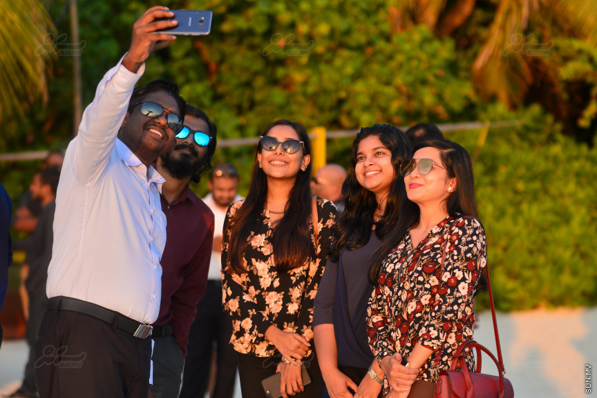 މަޓާޓޯ މޯލްޑިވްސް ޓްރެވަލް އެވޯޑްސް 2018 ލޯންޗުކުރުމަށް ކޮކޯ ބޮޑު ހިތި ރިސޯޓުގައި ބޭއްވި ރަސްމިއްޔާތުގެ ތެރެއިން: މިއަހަރުގެ އެވޯޑްސްގެ އޮންލައިން މީޑިއާ ޕާޓްނަރަކީ ސަން އޮންލައިން -- ސަން ފޮޓޯ/ މުހައްމަދު އަފްރާހް