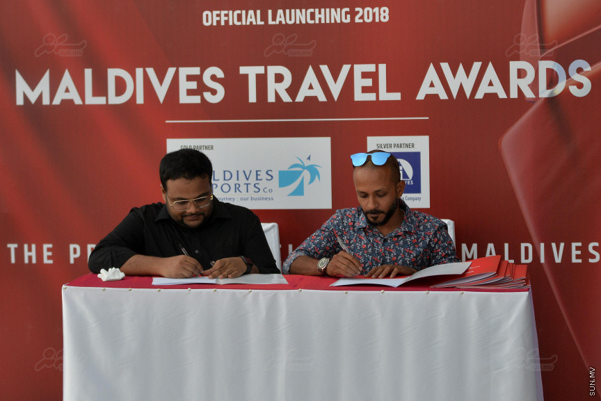 މަޓާޓޯ މޯލްޑިވްސް ޓްރެވަލް އެވޯޑްސް 2018 ލޯންޗުކުރުމަށް ކޮކޯ ބޮޑު ހިތި ރިސޯޓުގައި ބޭއްވި ރަސްމިއްޔާތުގެ ތެރެއިން: މިއަހަރުގެ އެވޯޑްސްގެ އޮންލައިން މީޑިއާ ޕާޓްނަރަކީ ސަން އޮންލައިން -- ސަން ފޮޓޯ/ މުހައްމަދު އަފްރާހް
