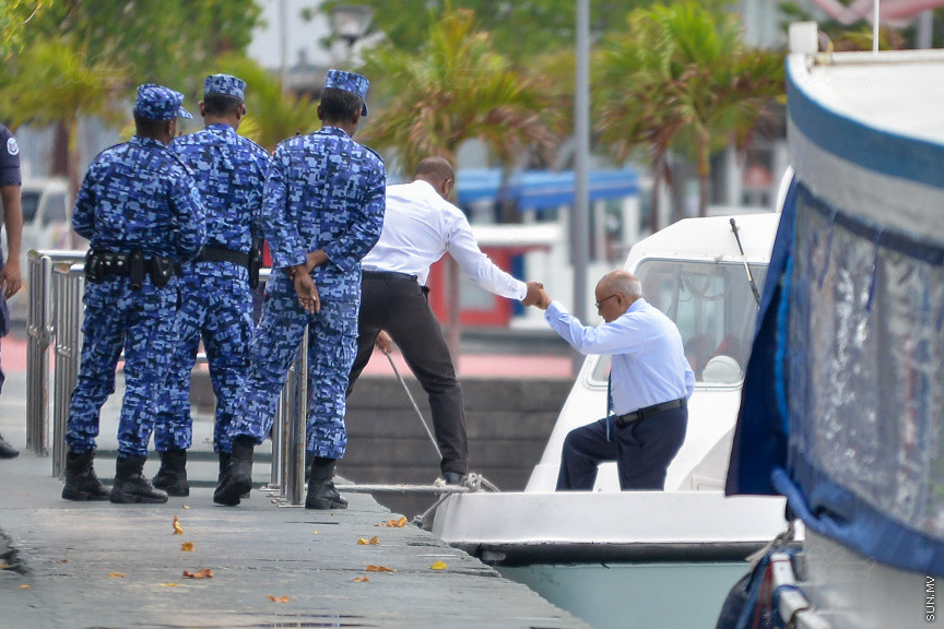  21 މާޗް 2018:  ކޯޓަށް ހާޒިރުކުރުމަށްޓަކައި ރައީސް މައުމޫން  މާލެ ގެންނަނީ: ސަރުކާރު ވައްޓާލަން އުޅުނު ކަމުގެ ތުހުމަތުގައި ޓެރަރިޒަމްގެ ދައުވާ އުފުލާފައިވާ ކުރީގެ ރައީސް މައުމޫން އަބްދުލްގައްޔޫމް ޝަރީއަތް ނިމެންދެން ޖަލު ބަންދުގައި ބަހައްޓަން ކްރިމިނަލް ކޯޓުން މިއަދު އަމުރުކޮށްފި---ސަން ފޮޓޯ/ މުހައްމަދު އަފްރާހް 