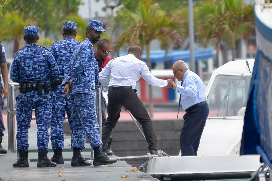  21 މާޗް 2018:  ކޯޓަށް ހާޒިރުކުރުމަށްޓަކައި ރައީސް މައުމޫން  މާލެ ގެންނަނީ: 
   
ސަރުކާރު ވައްޓާލަން އުޅުނު ކަމުގެ ތުހުމަތުގައި ޓެރަރިޒަމްގެ ދައުވާ އުފުލާފައިވާ ކުރީގެ ރައީސް މައުމޫން އަބްދުލްގައްޔޫމް ޝަރީއަތް ނިމެންދެން ޖަލު ބަންދުގައި ބަހައްޓަން ކްރިމިނަލް ކޯޓުން މިއަދު އަމުރުކޮށްފި---ސަން ފޮޓޯ/ މުހައްމަދު އަފްރާހް 