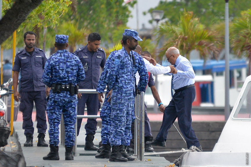 ސަރުކާރު ވައްޓާލަން އުޅުނު ކަމުގެ ތުހުމަތުގައި ޓެރަރިޒަމްގެ ދައުވާ އުފުލާފައިވާ ކުރީގެ ރައީސް މައުމޫން އަބްދުލްގައްޔޫމް ޝަރީއަތް ނިމެންދެން ޖަލު ބަންދުގައި ބަހައްޓަން ކްރިމިނަލް ކޯޓުން މިއަދު އަމުރުކޮށްފި---ސަން ފޮޓޯ/ މުހައްމަދު އަފްރާހް 