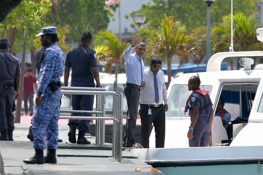 ކުރީގެ ސިޕީ އަރީފް ފުލުހުންގެ ލޯޗަކަށް އަރުވަނީ--ސަން ފޮޓޯ/ މުހައްމަދު އަފްރާހް 