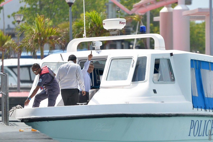 ކުރީގެ ސިޕީ އަރީފް ފުލުހުންގެ ލޯޗެއްގައި ދޫނިނޫ އަށް ގެންދަނީ --ސަން ފޮޓޯ/ މުހައްމަދު އަފްރާހް 