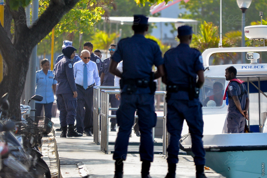 ކޯޓަށް ހާޒިރުކުރުމަށްޓަކައި ރައީސް މައުމޫން މިއަދު މާލޭގައި: ސަރުކާރު ވައްޓާލަން އުޅުނު ކަމުގެ ތުހުމަތުގައި ޓެރަރިޒަމްގެ ދައުވާ އުފުލާފައިވާ ކުރީގެ ރައީސް މައުމޫން އަބްދުލްގައްޔޫމް ޝަރީއަތް ނިމެންދެން ޖަލު ބަންދުގައި ބަހައްޓަން ކްރިމިނަލް ކޯޓުން މިއަދު ވަނީ އަމުރުކޮށްފައި--ސަން ފޮޓޯ/ މުހައްމަދު އަފްރާހް 