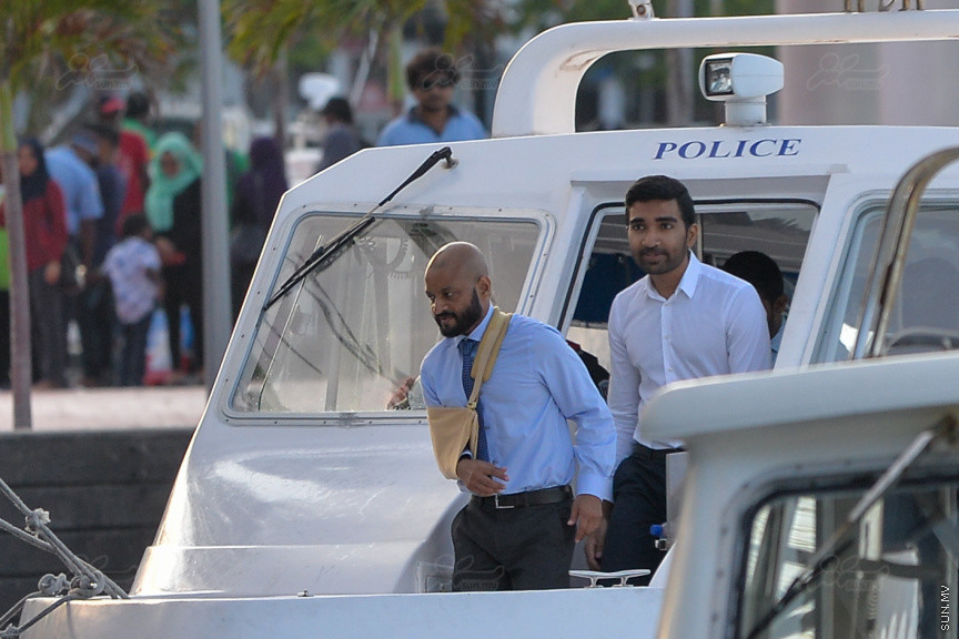 ރައީސް މައުމޫނުގެ ދަރިކަލުން އަދި ދިއްގަރުދާއިރާގެ މެމްބަރު ފާރިސް މައުމޫން އާއި ގާސިމް އިބްރާހިމްގެ ދަރިކަލުން  އިބްރާހިމް ސިޔާދު ގާސިމް ކުރިމިނަލް ކޯޓަށް ހާޒިރުކުރުމަށް މާލެ ގެންނަނީ---ސަން ފޮޓޯ/ މުހައްމަދު އަފްރާޙް 