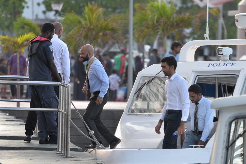 ރައީސް މައުމޫނުގެ ދަރިކަލުން އަދި ދިއްގަރުދާއިރާގެ މެމްބަރު ފާރިސް މައުމޫން އާއި ގާސިމް އިބްރާހިމްގެ ދަރިކަލުން  އިބްރާހިމް ސިޔާދު ގާސިމް ކުރިމިނަލް ކޯޓަށް ހާޒިރުކުރުމަށް މާލެ ގެންނަނީ---ސަން ފޮޓޯ/ މުހައްމަދު އަފްރާޙް 