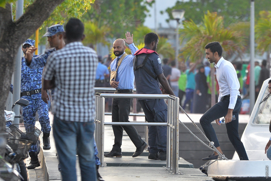 ރައީސް މައުމޫނުގެ ދަރިކަލުން އަދި ދިއްގަރުދާއިރާގެ މެމްބަރު ފާރިސް މައުމޫން އާއި ގާސިމް އިބްރާހިމްގެ ދަރިކަލުން  އިބްރާހިމް ސިޔާދު ގާސިމް ކުރިމިނަލް ކޯޓަށް ހާޒިރުކުރުމަށް މާލެ ގެންނަނީ---ސަން ފޮޓޯ/ މުހައްމަދު އަފްރާޙް 