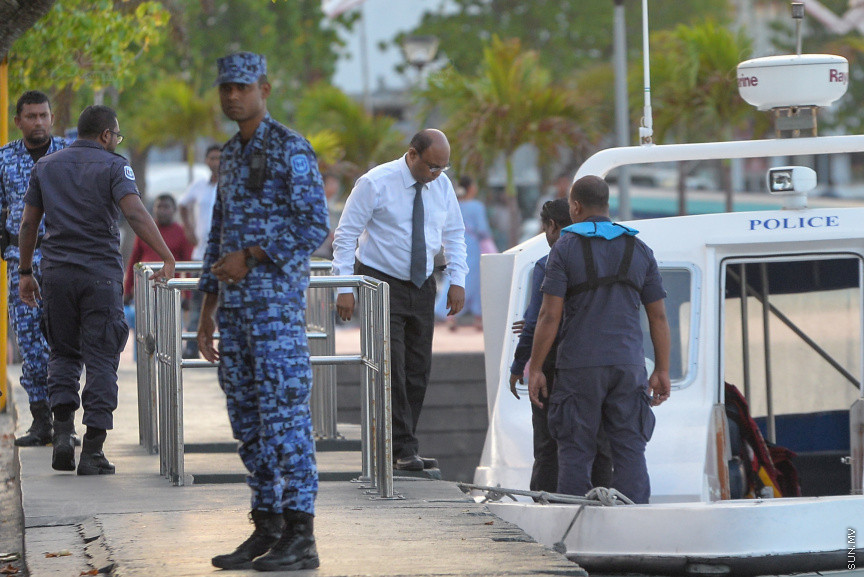 އުއްތަމަ ފަނޑިޔާރު އަބްދުﷲ ސައީދު: އުއްތަމަ ފަނޑިޔާރު އަބްދުﷲ ސައީދުގެ މައްޗަށް އުފުލާފައިވާ ޓެރަރިޒަމްގެ ދައުވާގެ ޝަރީއަތް ނިމެންދެން ޖަލު ބަންދުގައި ބަހައްޓަން ކްރިމިނަލް ކޯޓުން މިއަދު އަމުރުކޮށްފި --- ސަން ފޮޓޯ/ މުހައްމަދު އަފްރާހު