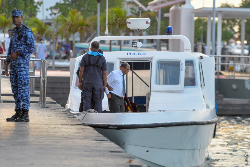 އުއްތަމަ ފަނޑިޔާރު އަބްދުﷲ ސައީދު: އުއްތަމަ ފަނޑިޔާރު އަބްދުﷲ ސައީދުގެ މައްޗަށް އުފުލާފައިވާ ޓެރަރިޒަމްގެ ދައުވާގެ ޝަރީއަތް ނިމެންދެން ޖަލު ބަންދުގައި ބަހައްޓަން ކްރިމިނަލް ކޯޓުން މިއަދު އަމުރުކޮށްފި --- ސަން ފޮޓޯ/ މުހައްމަދު އަފްރާހު