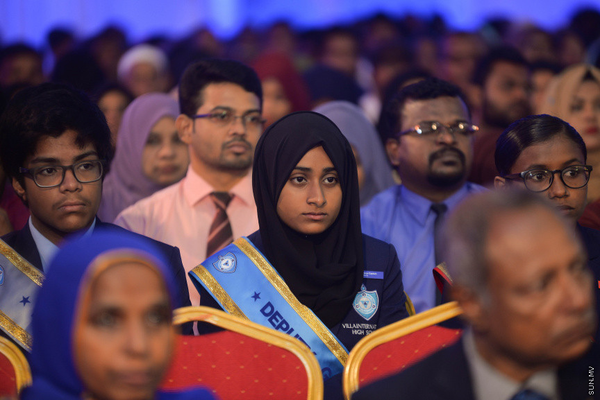 ވިލާކޮލެޖުގެ ދަސްވެނިވުމުގެ ރަސްމިއްޔާތުގެ ތެރެއިން: ވިލާކޮލެޖާ މެލޭޝިއާގެ އޯޕަން ޔުނިވާސިޓީ ގުޅިގެން ހިންގި ކޯސްތަކުން 334 ދަރިވަރުން ވަނީ ދަސްވެނިވެފައި---ސަން ފޮޓޯ/ މުހައްމަދު އަފްރާހް 
