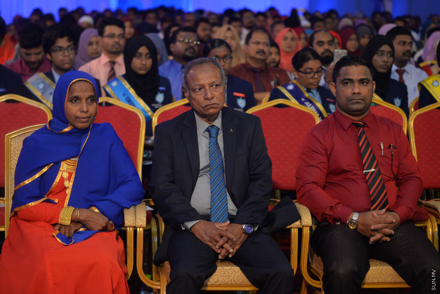 ވިލާކޮލެޖުގެ ދަސްވެނިވުމުގެ ރަސްމިއްޔާތުގެ ތެރެއިން: ވިލާކޮލެޖާ މެލޭޝިއާގެ އޯޕަން ޔުނިވާސިޓީ ގުޅިގެން ހިންގި ކޯސްތަކުން 334 ދަރިވަރުން ވަނީ ދަސްވެނިވެފައި---ސަން ފޮޓޯ/ މުހައްމަދު އަފްރާހް 